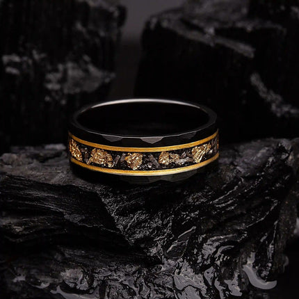 Elegante Orion Ring van Zwart Meteoriet met Luxe Gouden Bladdetails