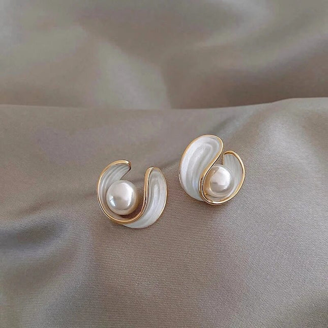 Verfijnde Gouden Oorbellen met Stralende Witte Opaal en Parel - Amara Collection