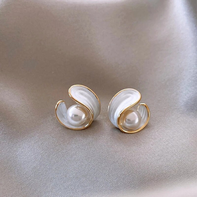 Verfijnde Gouden Oorbellen met Stralende Witte Opaal en Parel - Amara Collection