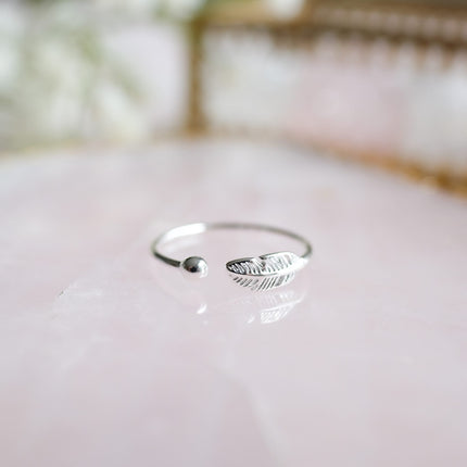 SilverPlume Ring – Elegante Zilveren Ring met Veermotief
