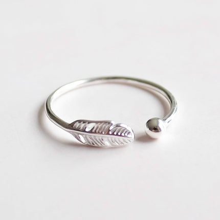 SilverPlume Ring – Elegante Zilveren Ring met Veermotief