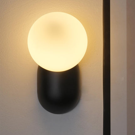 ChicGlow Resin Wandlamp – Elegantie en Energiezuinigheid in Één