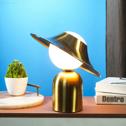 Elegante Gouden Tafellamp Met LED, Scandinavisch Design Voor Sfeervol Interieur