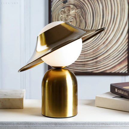 Elegante Gouden Tafellamp Met LED, Scandinavisch Design Voor Sfeervol Interieur