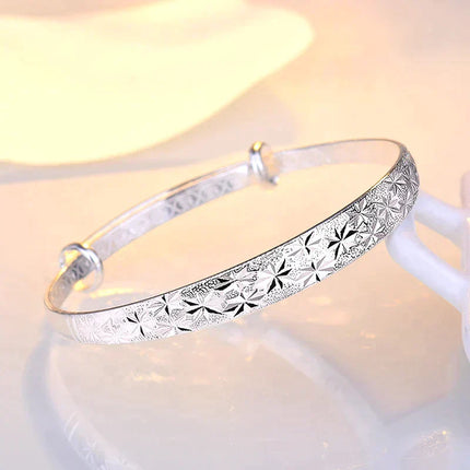 Betoverende Stervormige Zilveren Armband voor een Stralende Look