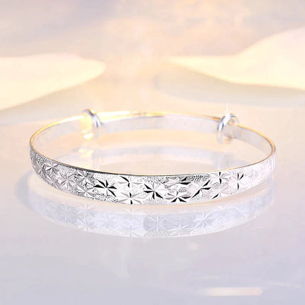 Betoverende Stervormige Zilveren Armband voor een Stralende Look
