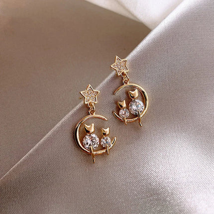 Elegante Gouden Kattenoorbellen met Sprankelende Zirkonia - Feline Glamour
