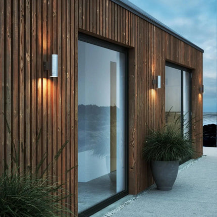 UrbanGlow Light – Strakke Zilveren Up-Down Buitenlamp