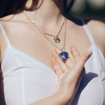 Althea Necklace – Elegante Beschermende Lapis Ketting